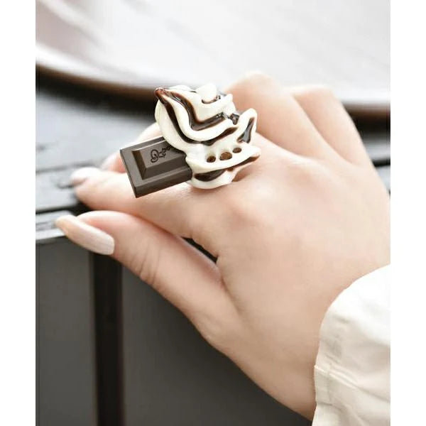 Fresh Cream with Chocolate Sauce Ring