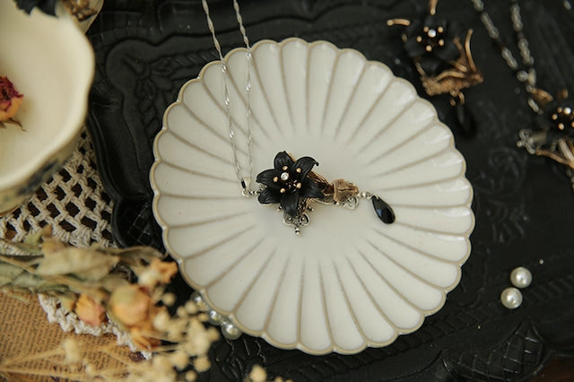 Dark Lily Necklace (Single)