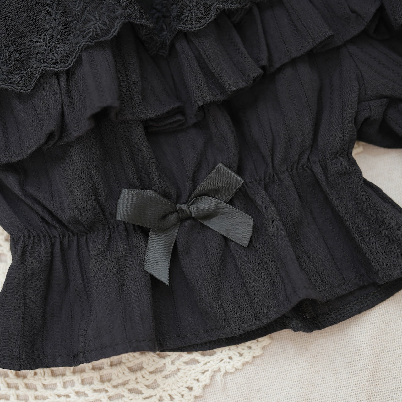 Generously ruffled drawers