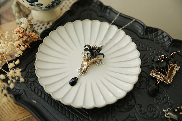 Dark Lily Necklace (Single)