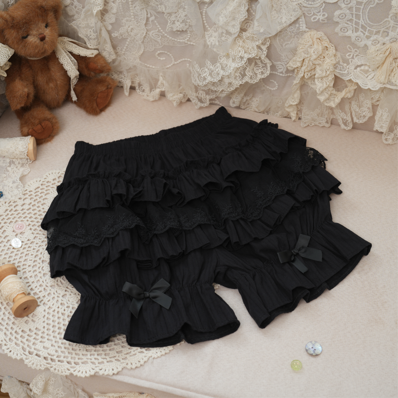 Generously ruffled drawers