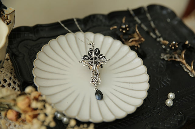 Dark Lily Necklace (Single)