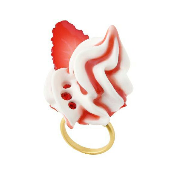 Fresh Cream with Strawberry Sauce Ring