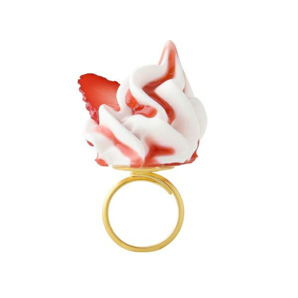 Fresh Cream with Strawberry Sauce Ring