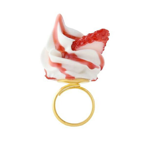 Fresh Cream with Strawberry Sauce Ring