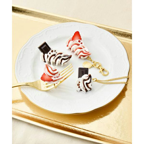 Fresh Cream with Strawberry Sauce Ring